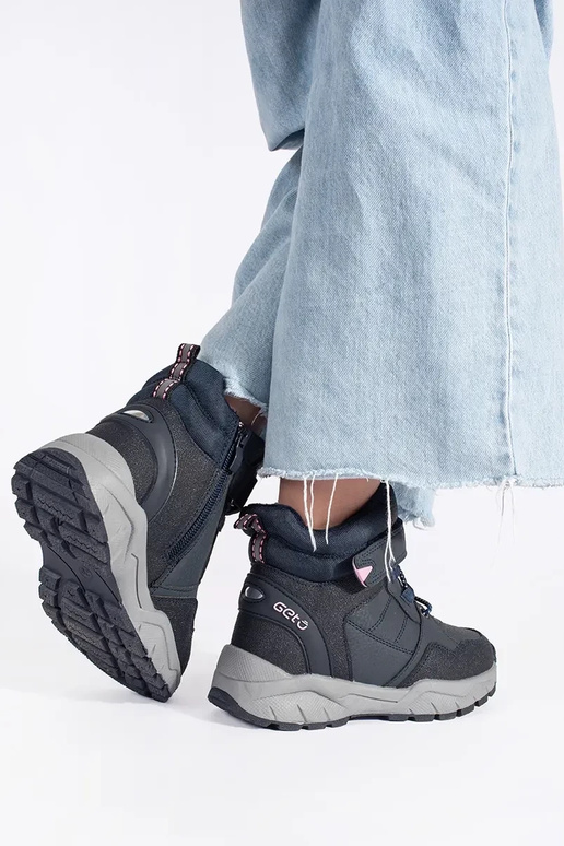 tumši zilas krāsas izolēts trzeIniki...