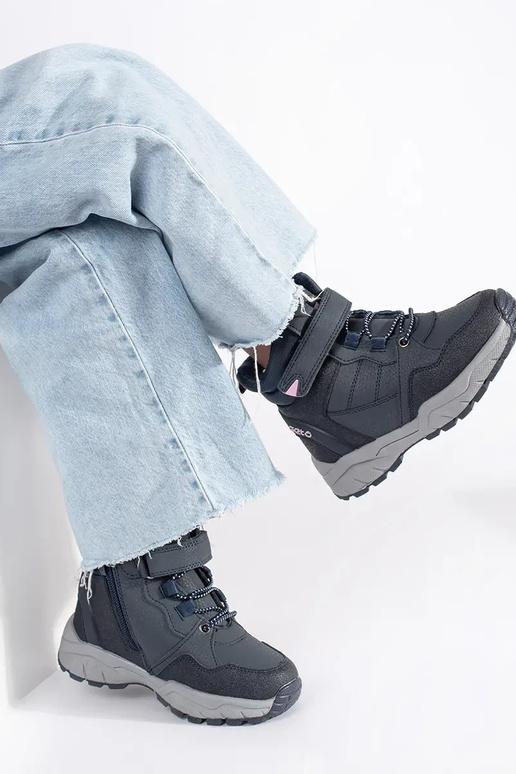 tumši zilas krāsas izolēts trzeIniki...