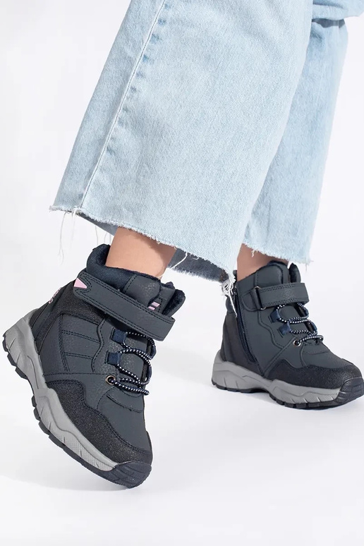 tumši zilas krāsas izolēts trzeIniki...