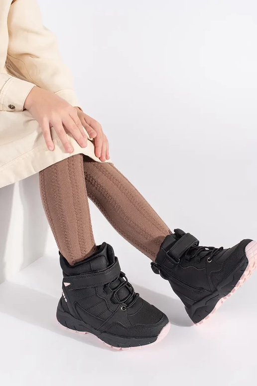 melnas krāsas izolēts trzeIniki...