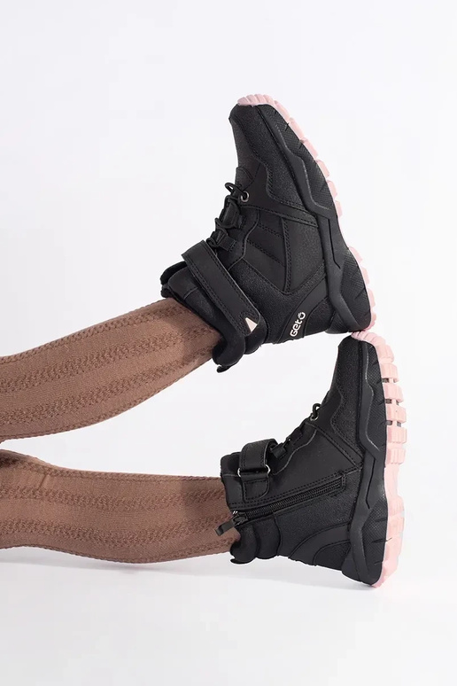 melnas krāsas izolēts trzeIniki...