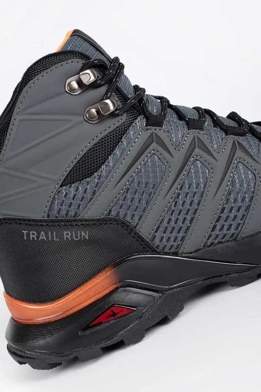 Pelēkas krāsas izolēts trekings Apavi...