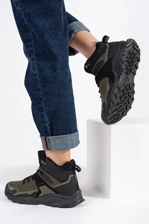 haki krāsas Trekinga apavi izolēts haki krāsas Trekinga apavi izolēts