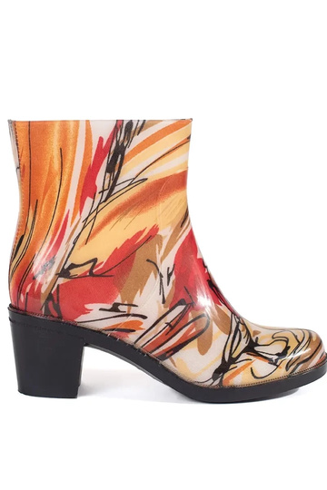 Dažādu krāsu gumijas apavi...