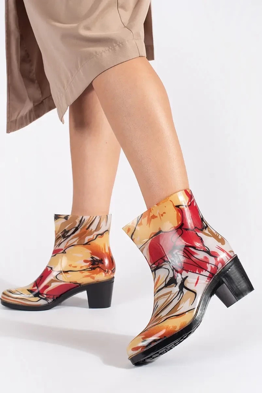 Dažādu krāsu gumijas apavi uz...