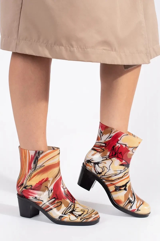 Dažādu krāsu gumijas apavi uz...