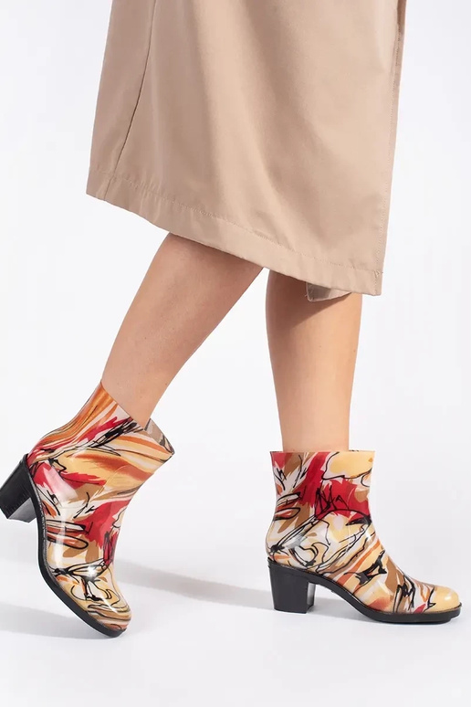 Dažādu krāsu gumijas apavi uz...