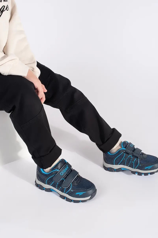 tumši zilas krāsas puicisks sporta...