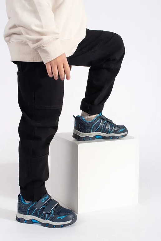 tumši zilas krāsas puicisks sporta...