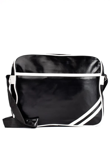 Melna sporta soma pāri plecam