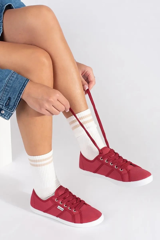 Sarkani zemi sieviešu zābaki