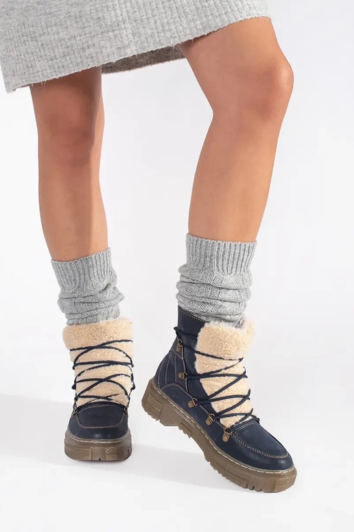 Tumši zilgani izolēti zābaki ar... Tumši zilgani izolēti zābaki ar...