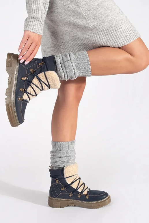 Tumši zilgani izolēti zābaki ar... Tumši zilgani izolēti zābaki ar...