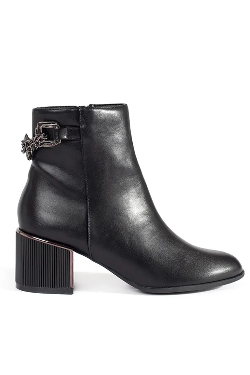 Melni sieviešu zābaki uz eleganta papēža