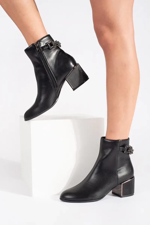 Melni sieviešu zābaki uz eleganta papēža