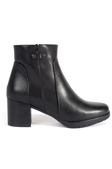 Melni zābaki uz augstiem...