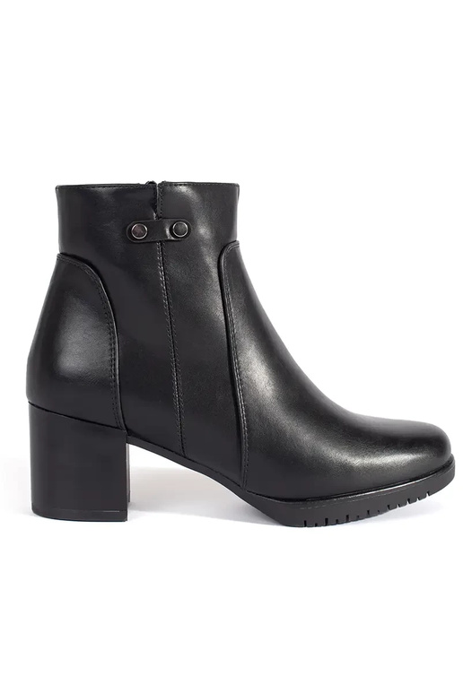 Melni zābaki uz augstiem papēžiem...