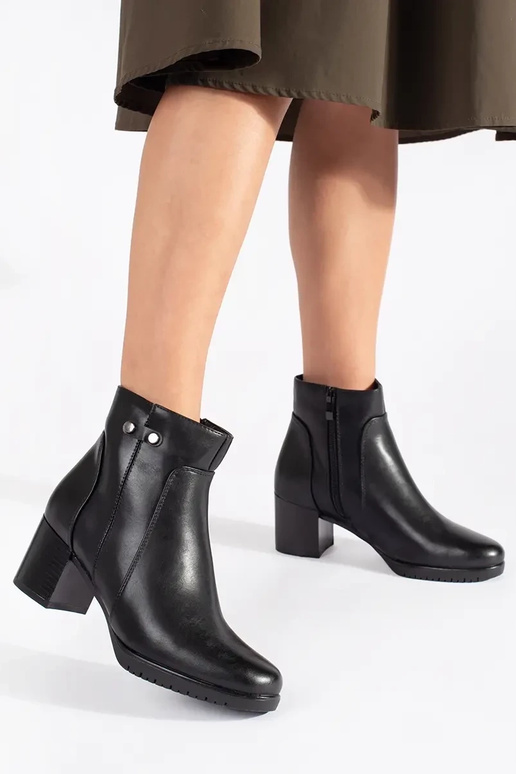 Melni zābaki uz augstiem papēžiem...