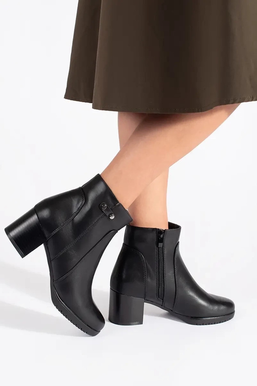 Melni zābaki uz augstiem papēžiem...