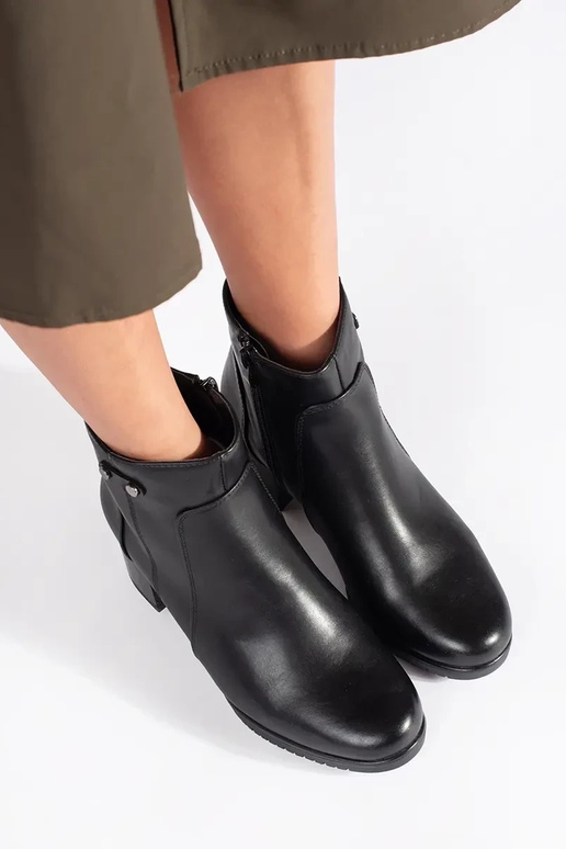 Melni zābaki uz augstiem papēžiem...