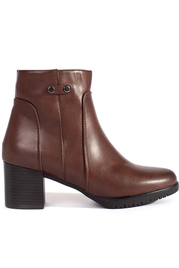 Brūni apavi uz augstiem...