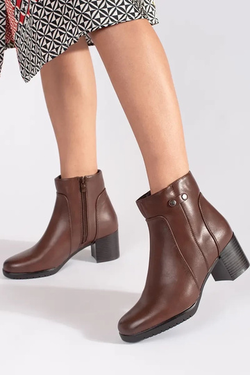 Brūni apavi uz augstiem... 2