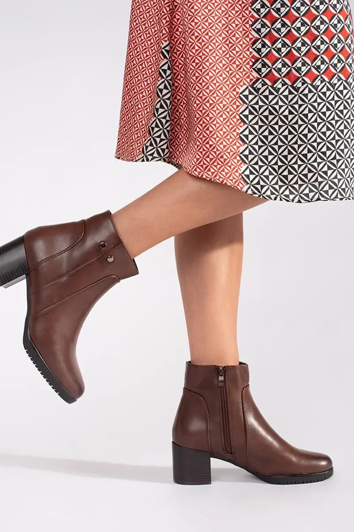 Brūni apavi uz augstiem papēžiem...