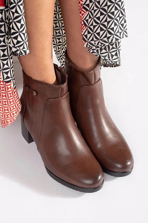 Brūni apavi uz augstiem papēžiem...