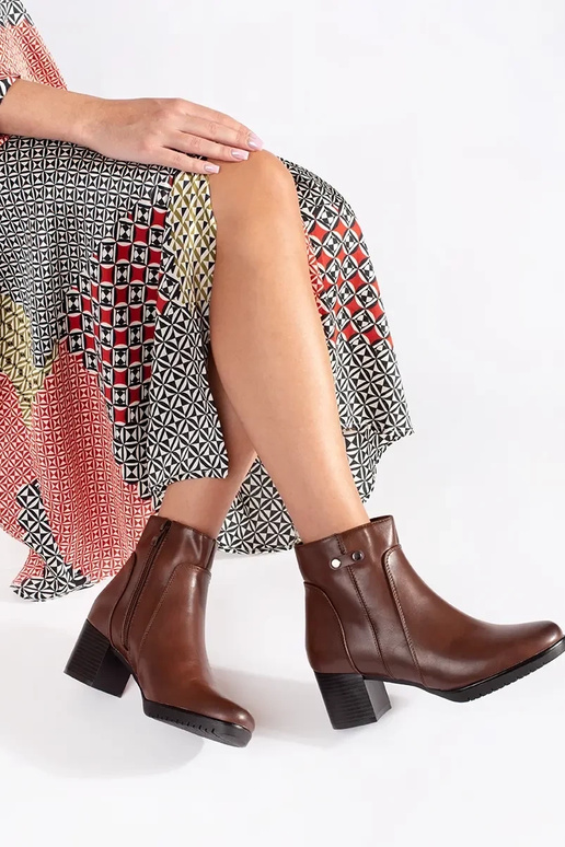 Brūni apavi uz augstiem papēžiem...