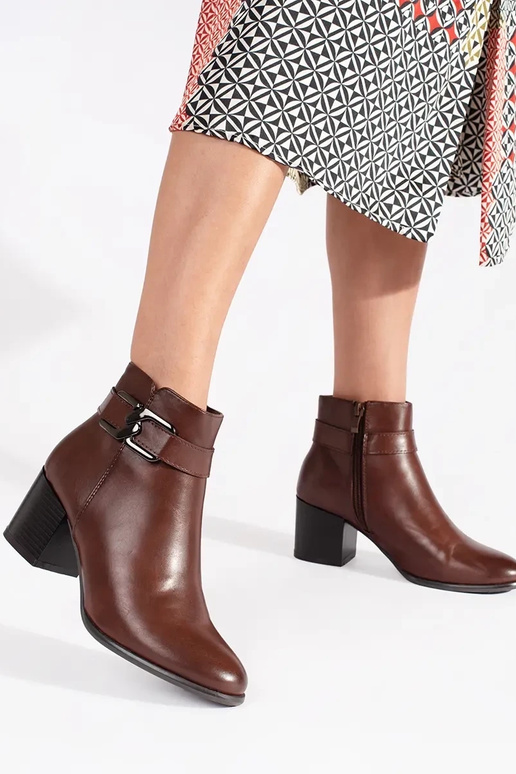 Brūni apavi Sergio Leone uz augstiem...