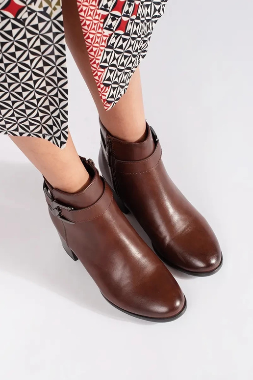 Brūni apavi Sergio Leone uz augstiem...