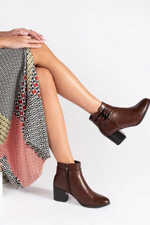 Brūni apavi Sergio Leone uz augstiem...