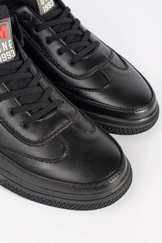 Melnas siltās sporta kurpes