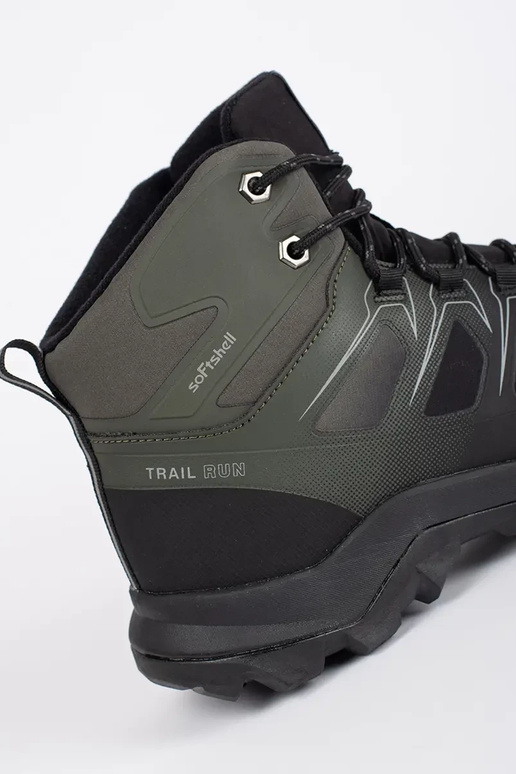 Melni un zaļi augsti pārgājienu apavi...