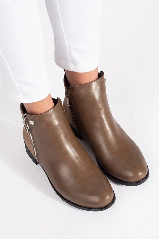 Brūni dzīvokļa apavi ar sprādzi