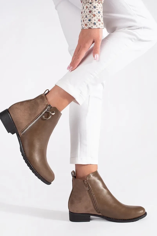 Brūni dzīvokļa apavi ar sprādzi