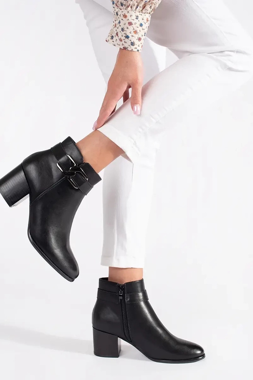 Melni apavi Sergio Leone uz augstiem...