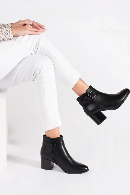 Melni apavi Sergio Leone uz augstiem...