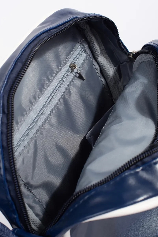 Tumši zila maza jauniešu soma