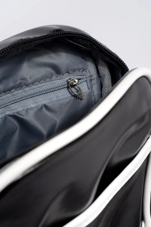 Melnas mazas jauniešu somas