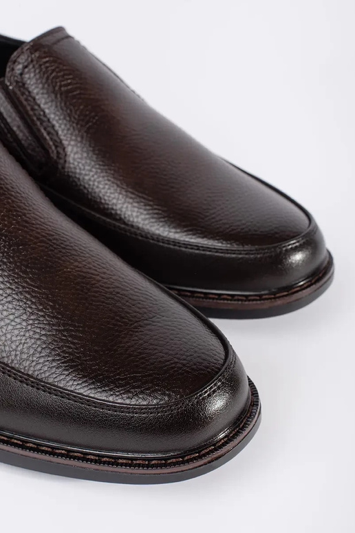 Vīriešu caurumiņmokasīni ar aizdari