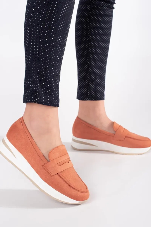 Sarkana krāsa augstpapēžu kurpes no...