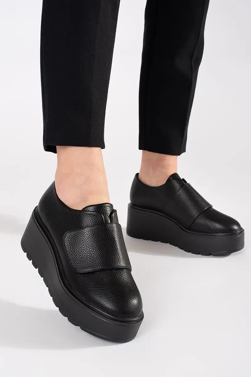 melnas ķīļveida kurpes