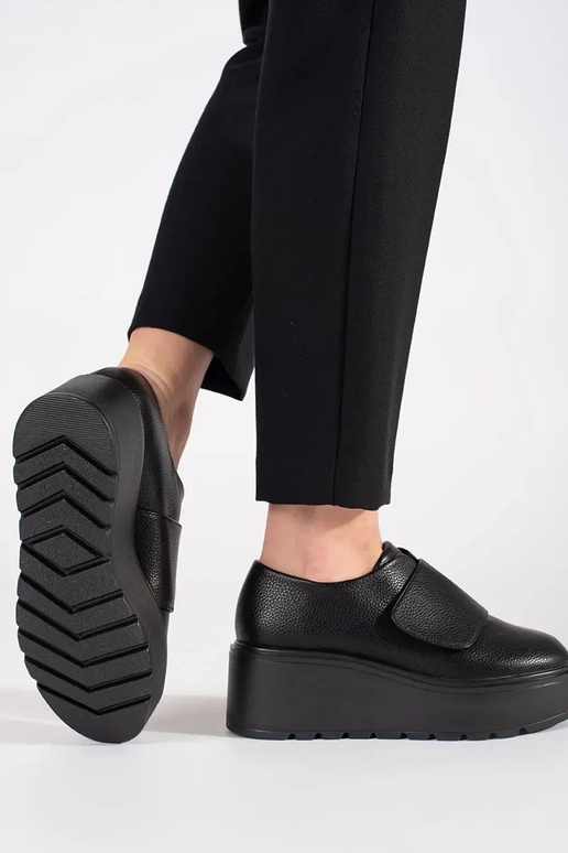 melnas ķīļveida kurpes