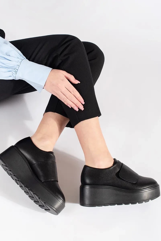 melnas ķīļveida kurpes