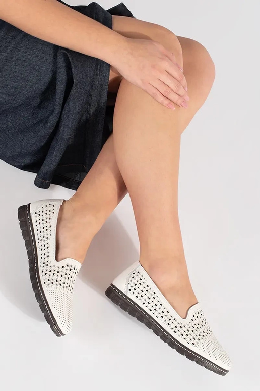 Baltas caurspīdīgas puszābaki