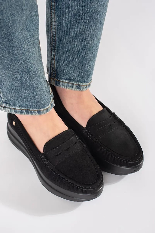 Baltas ar zilu baseina čības