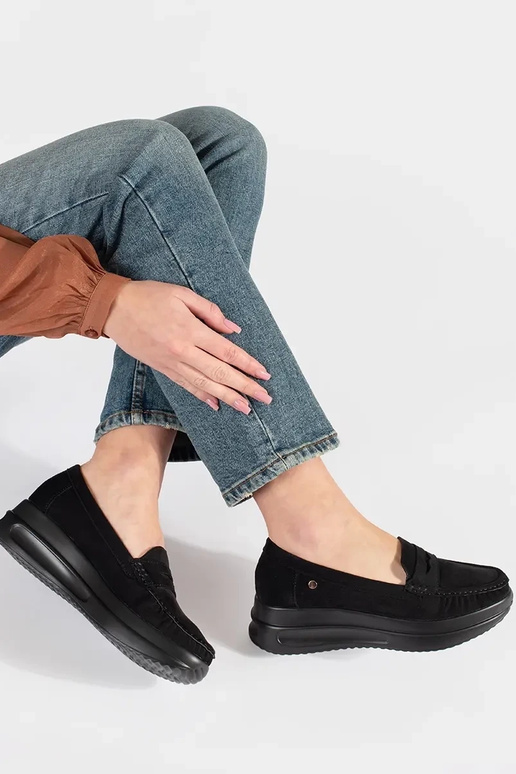 Baltas ar zilu baseina čības