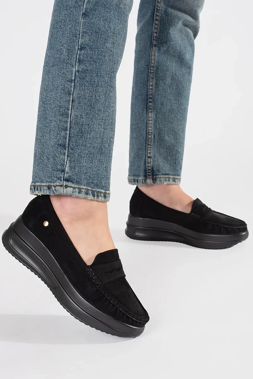 Baltas ar zilu baseina čības