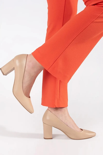 Smilšu krāsas augstpapēžu... 2